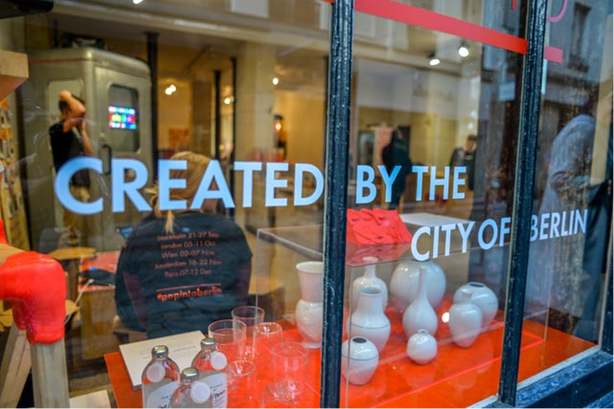 popintoberlin_paris_fenster