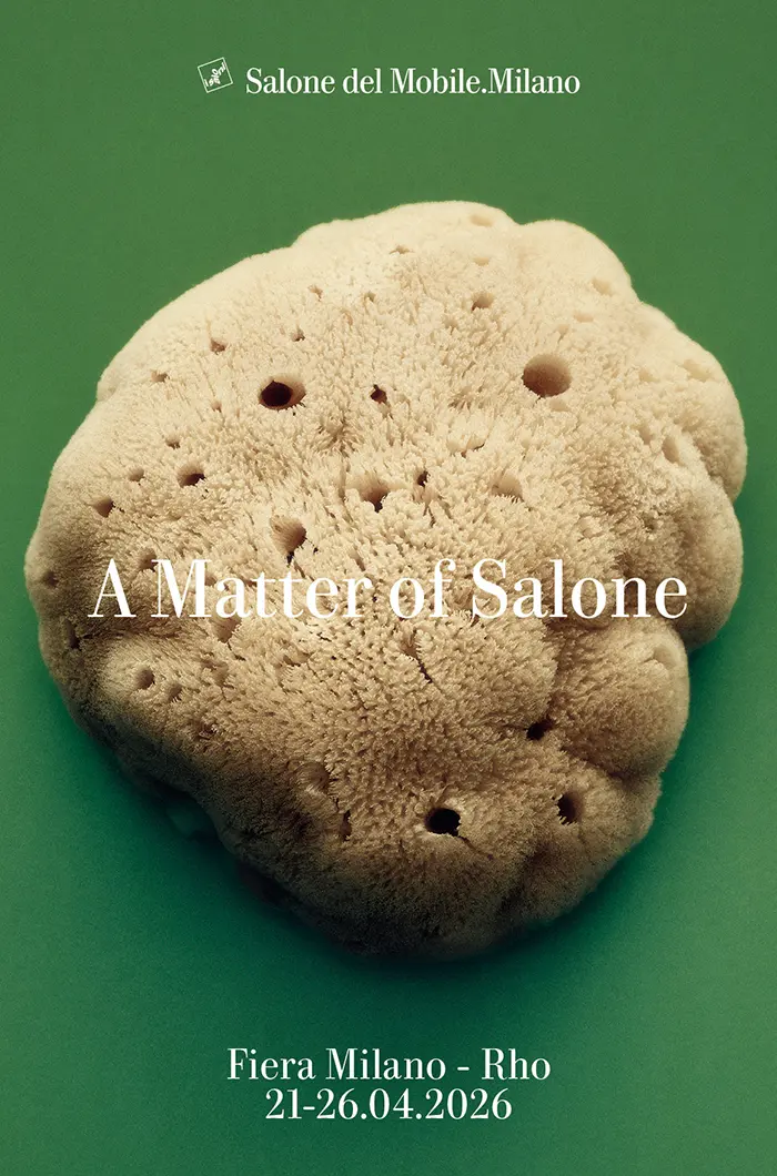 esponja sobre fondo verde con cartel oficial de feria del mueble Salone di Mobile Milan 2026